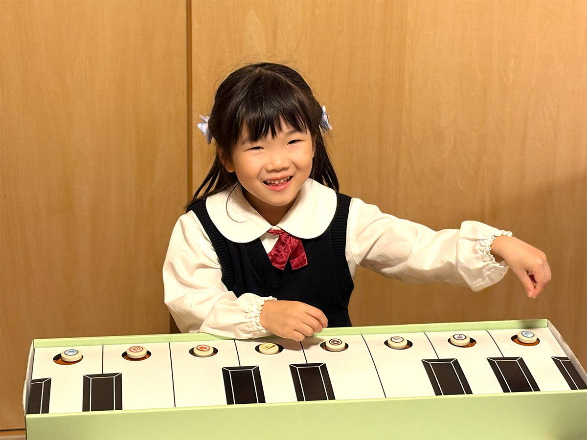 本格的なピアノレッスンにはいる前段階のプレ・ピアノレッスンで幼児さんにおすすめです。 リトミックとも違うよりピアノにスムーズに入っていけるレッスンです。