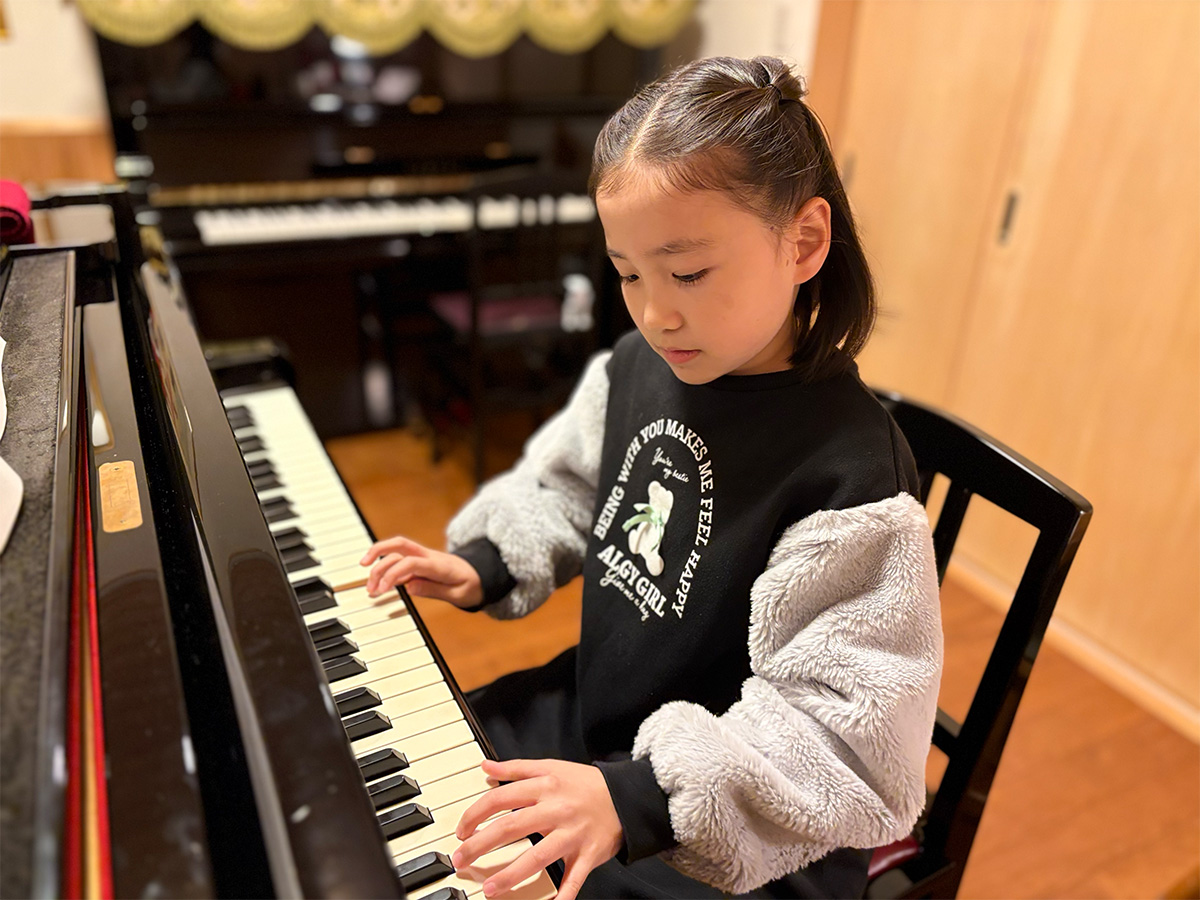 マンツーマンの３０分レッスンです。音符、リズムのお勉強も行います。 小学生以上から始める方はこちらのコースがおすすめです。