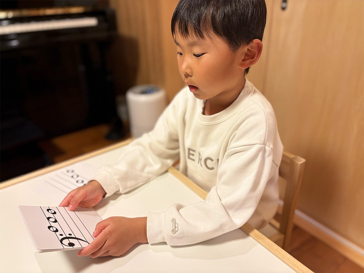 マンツーマンの45分レッスンです。上級者やソルフェージュレッスンをご希望の方は こちらのレッスンがおすすめです。